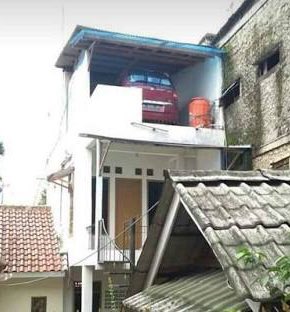 8 Potret kendaraan lagi parkir di atap rumah ini bikin gagal paham