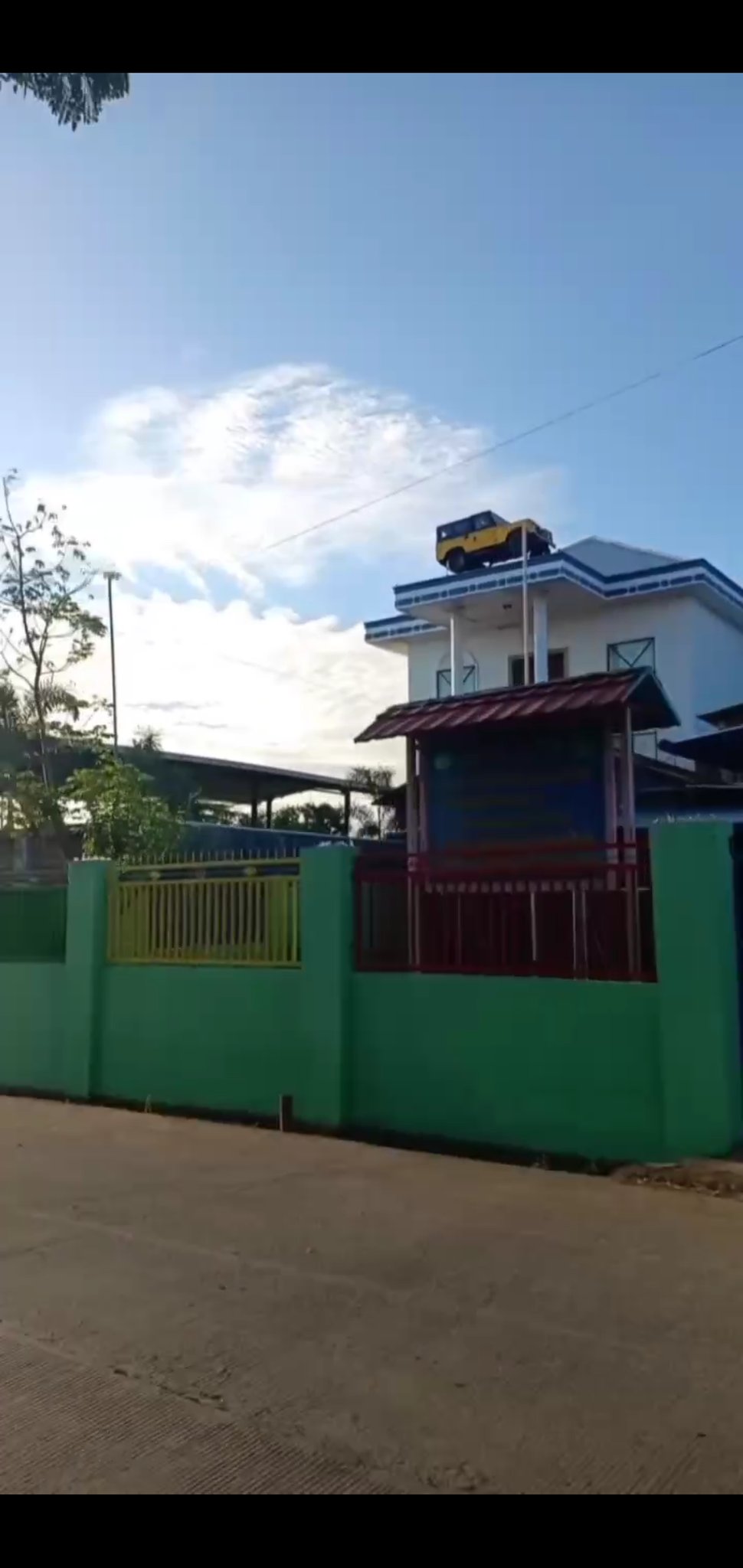 8 Potret kendaraan lagi parkir di atap rumah ini bikin gagal paham