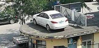 8 Potret kendaraan lagi parkir di atap rumah ini bikin gagal paham