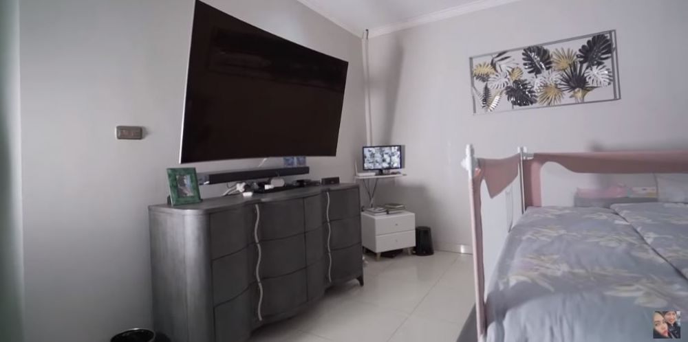 10 Potret kamar Kartika Putri, koleksi walk in closet curi perhatian