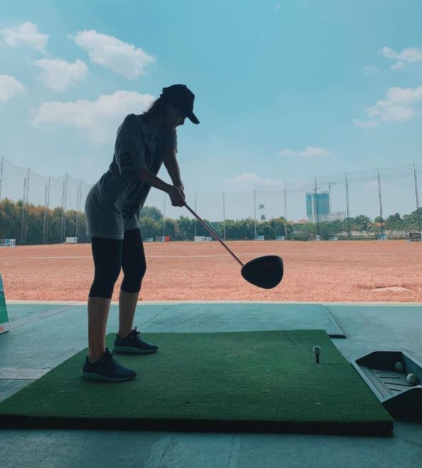10 Seleb cantik ini hobi main golf, gayanya menawan