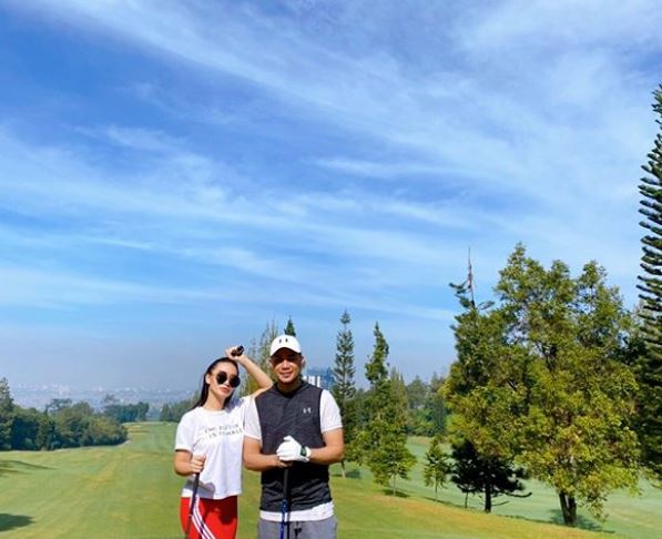 10 Seleb cantik ini hobi main golf, gayanya menawan