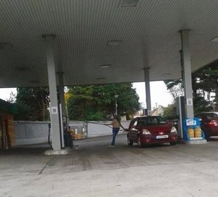 10 Momen lucu mobil di pom bensin ini bikin lihat dua kali