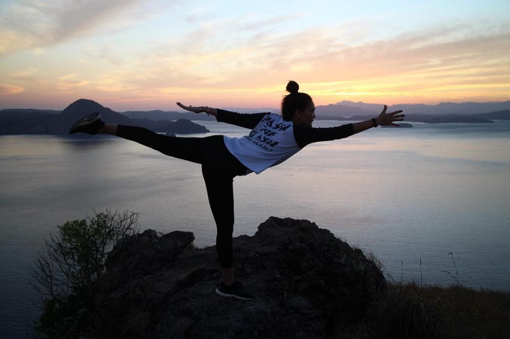 Pose lentur 9 seleb cantik saat yoga, Inul split di atas mobil mewah