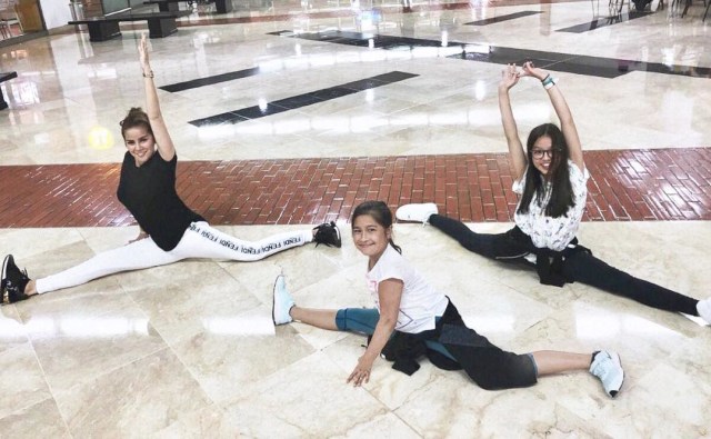 Pose lentur 9 seleb cantik saat yoga, Inul split di atas mobil mewah