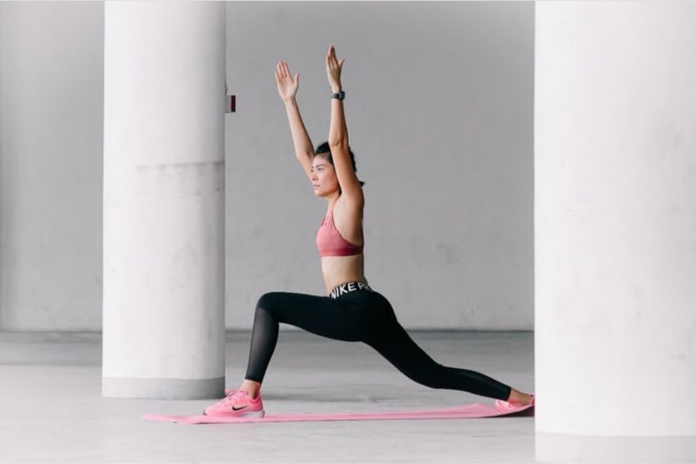 Pose lentur 9 seleb cantik saat yoga, Inul split di atas mobil mewah