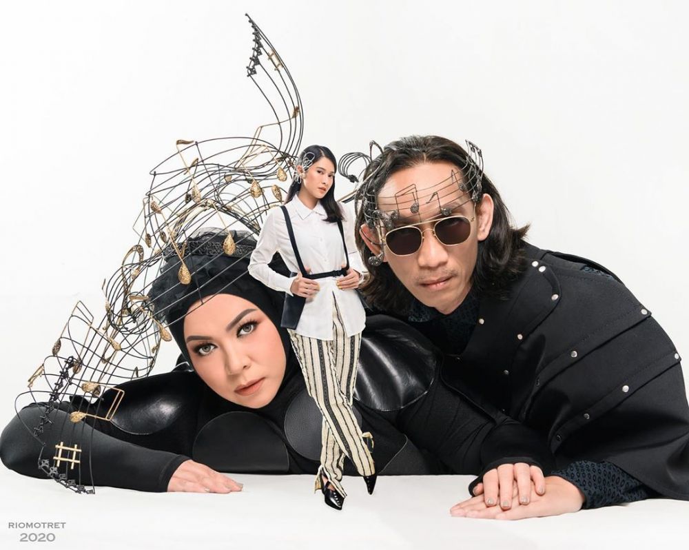 12 Potret anniversary Melly Goeslaw dan Anto Hoed, ikonik abis