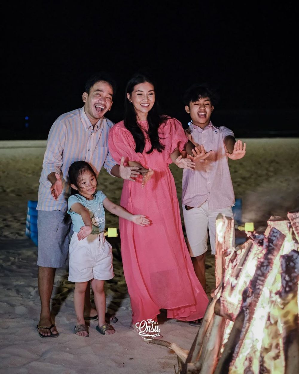 12 Momen liburan Ruben Onsu dan keluarga, camping di pinggir pantai