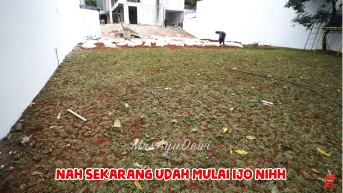 Ayu Dewi hadiahi anak taman bermain, kisaran biayanya fantastis