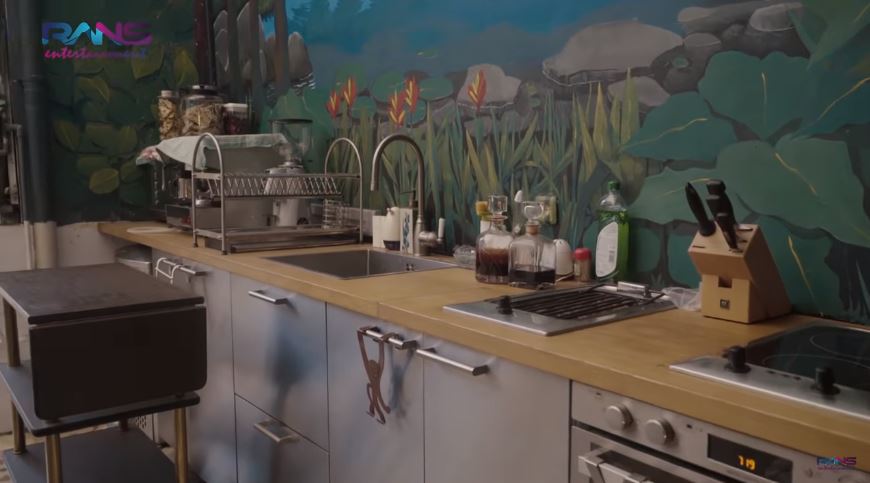 8 Penampakan sudut dapur Rieta Amilia, ada indoor dan outdoor