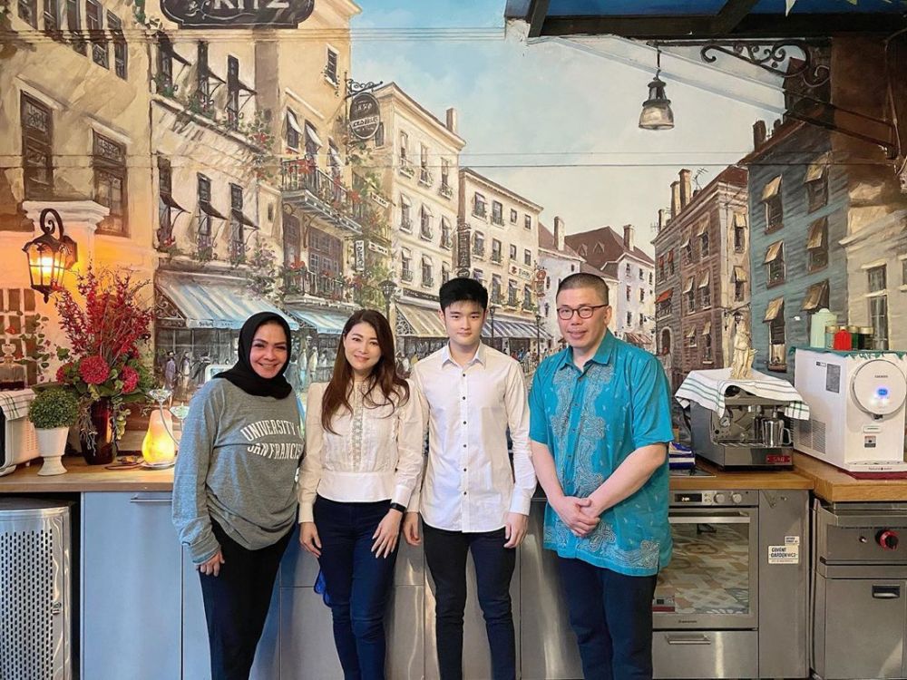 8 Penampakan sudut dapur Rieta Amilia, ada indoor dan outdoor