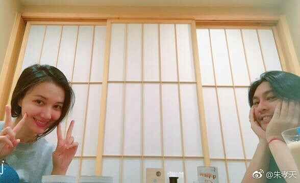 Ken Zhu 'Meteor Garden' sakit, 7 potret kesetiaan istri bikin salut