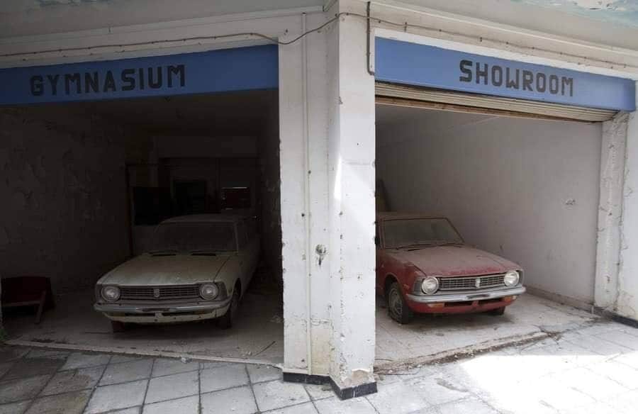 7 Potret puluhan mobil baru tak pernah keluar showroom selama 46 tahun
