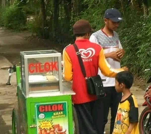 10 Potret lucu pedagang nggak niat jualan ini bikin susah nahan tawa