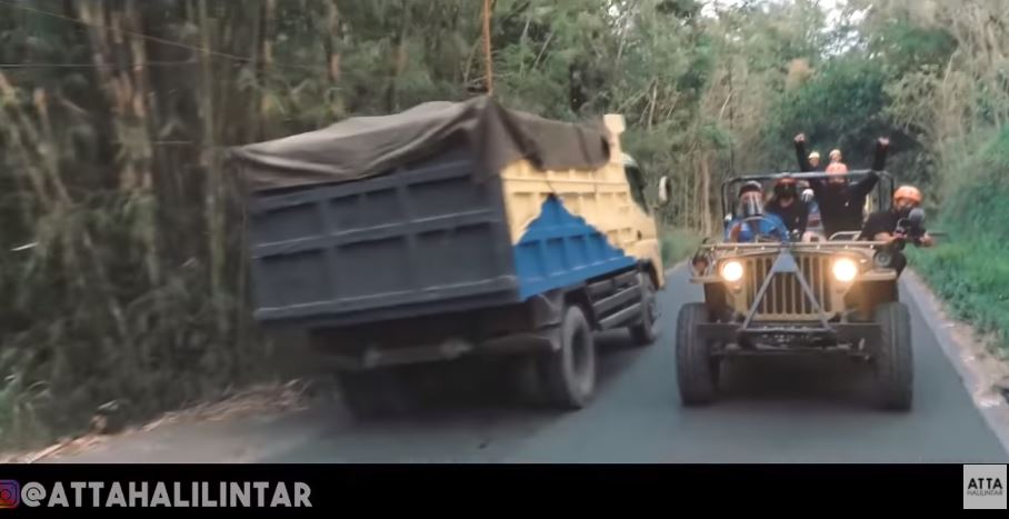 13 Potret liburan Atta &  Aurel, off road bareng di Kaliurang