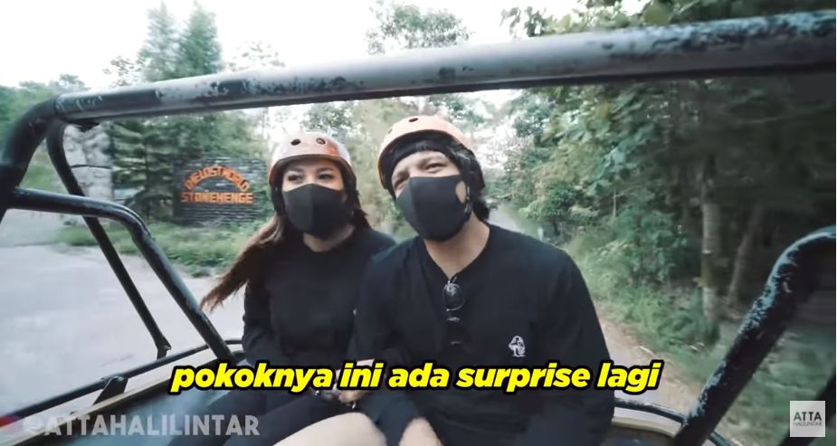 13 Potret liburan Atta &  Aurel, off road bareng di Kaliurang