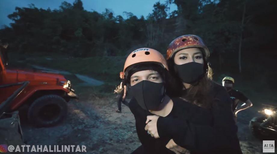 13 Potret liburan Atta &  Aurel, off road bareng di Kaliurang
