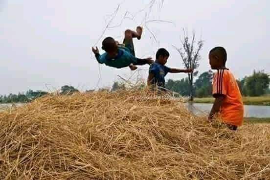 10 Potret kebersamaan saat kecil ini serunya bikin nostalgia