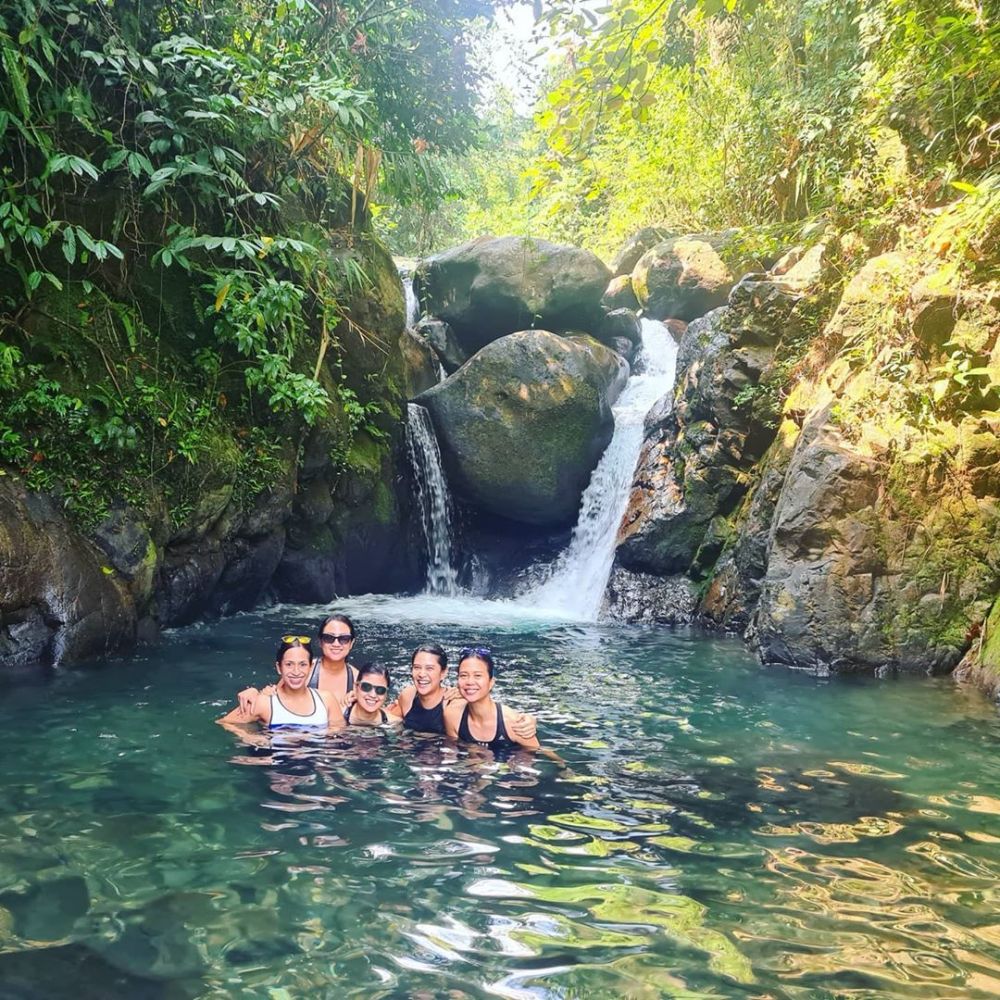 7 Seleb habiskan liburan di curug saat pandemi corona