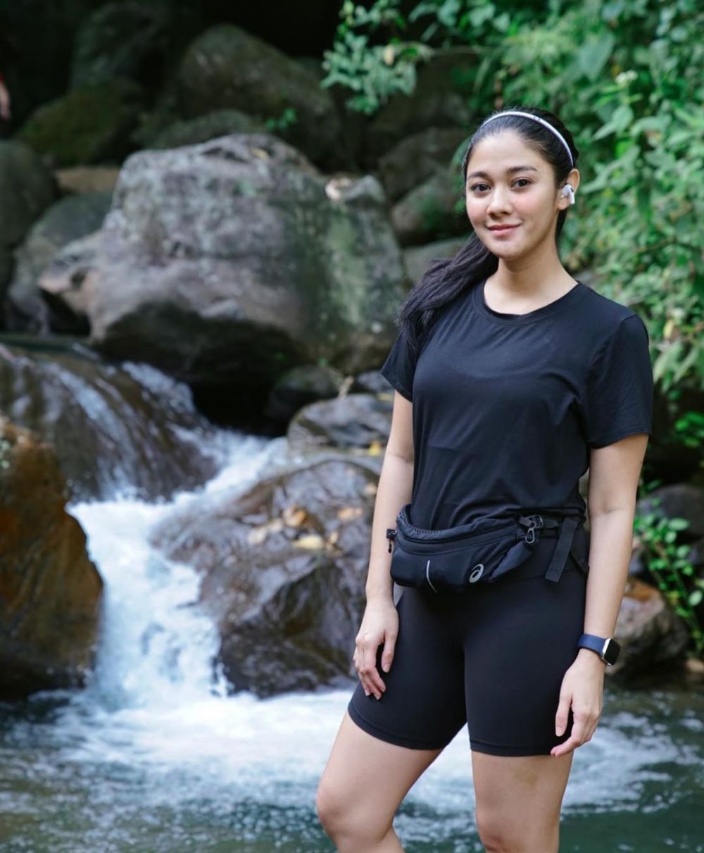 7 Seleb habiskan liburan di curug saat pandemi corona