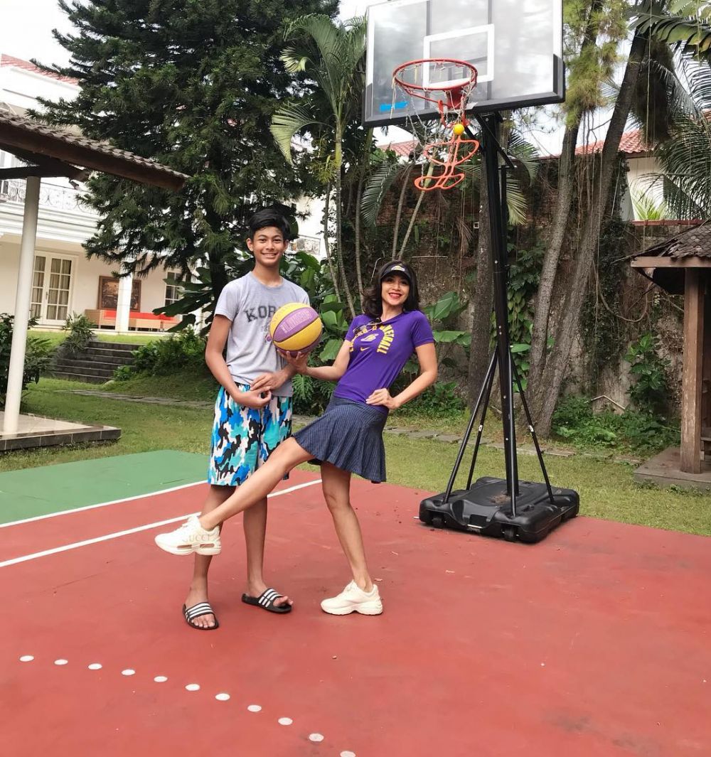 10 Potret Diah Permatasari dan kedua anaknya, bak kakak adik