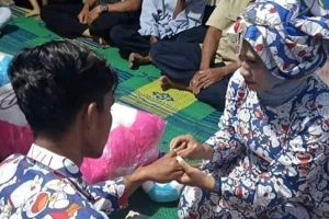 Bukan kebaya dan jas, pasangan ini menikah dengan busana tema Doraemon
