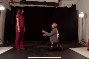 Pria ini melamar kekasihnya dalam keadaan tubuh terbakar