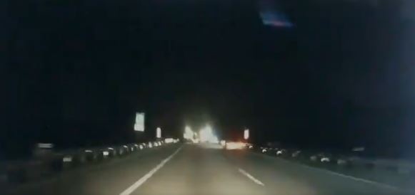 Momen mobil lolos dari tabrakan fatal dengan truk, bikin deg-degan