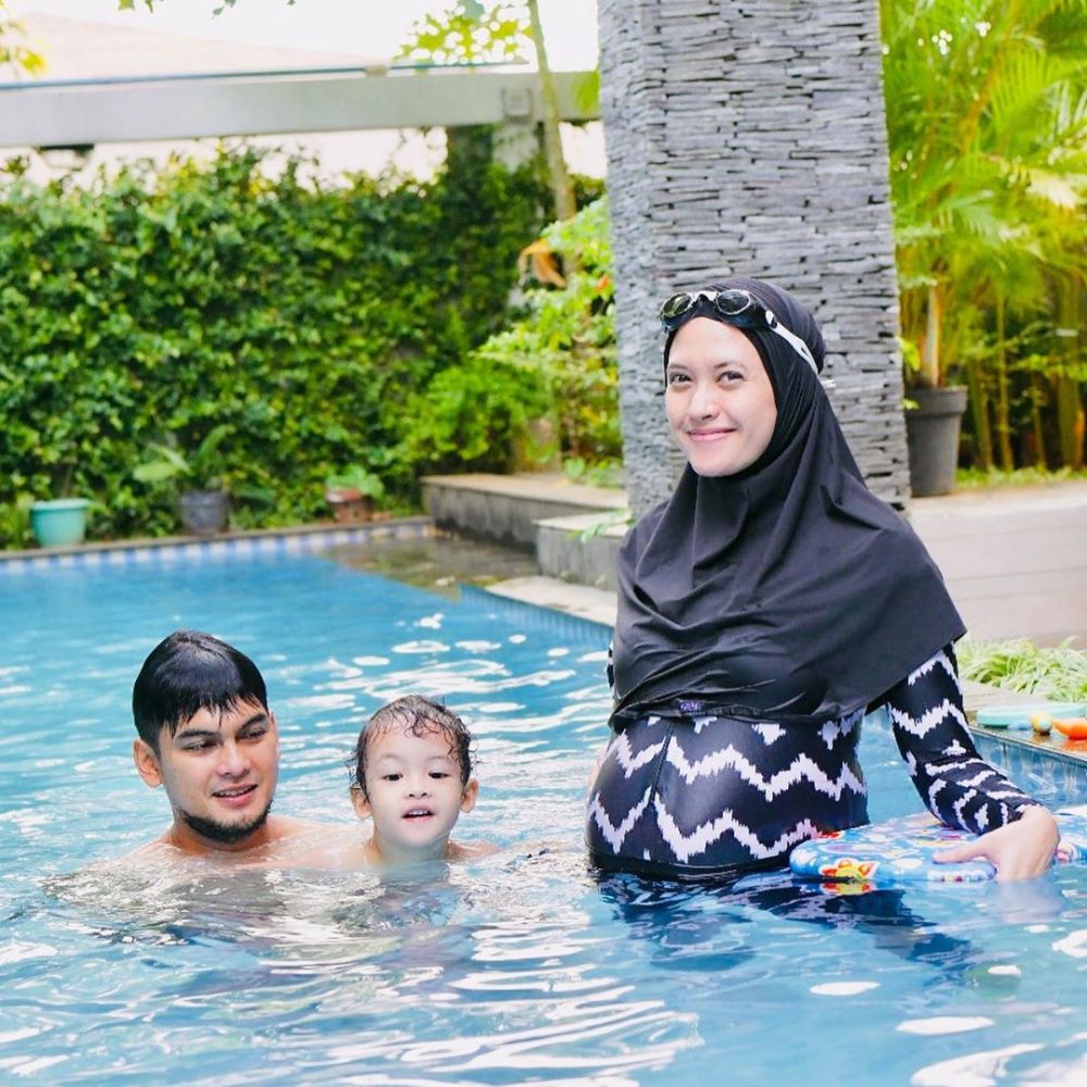 Hamil anak kedua, ini 12 potret Adhitya Putri pamer baby bump