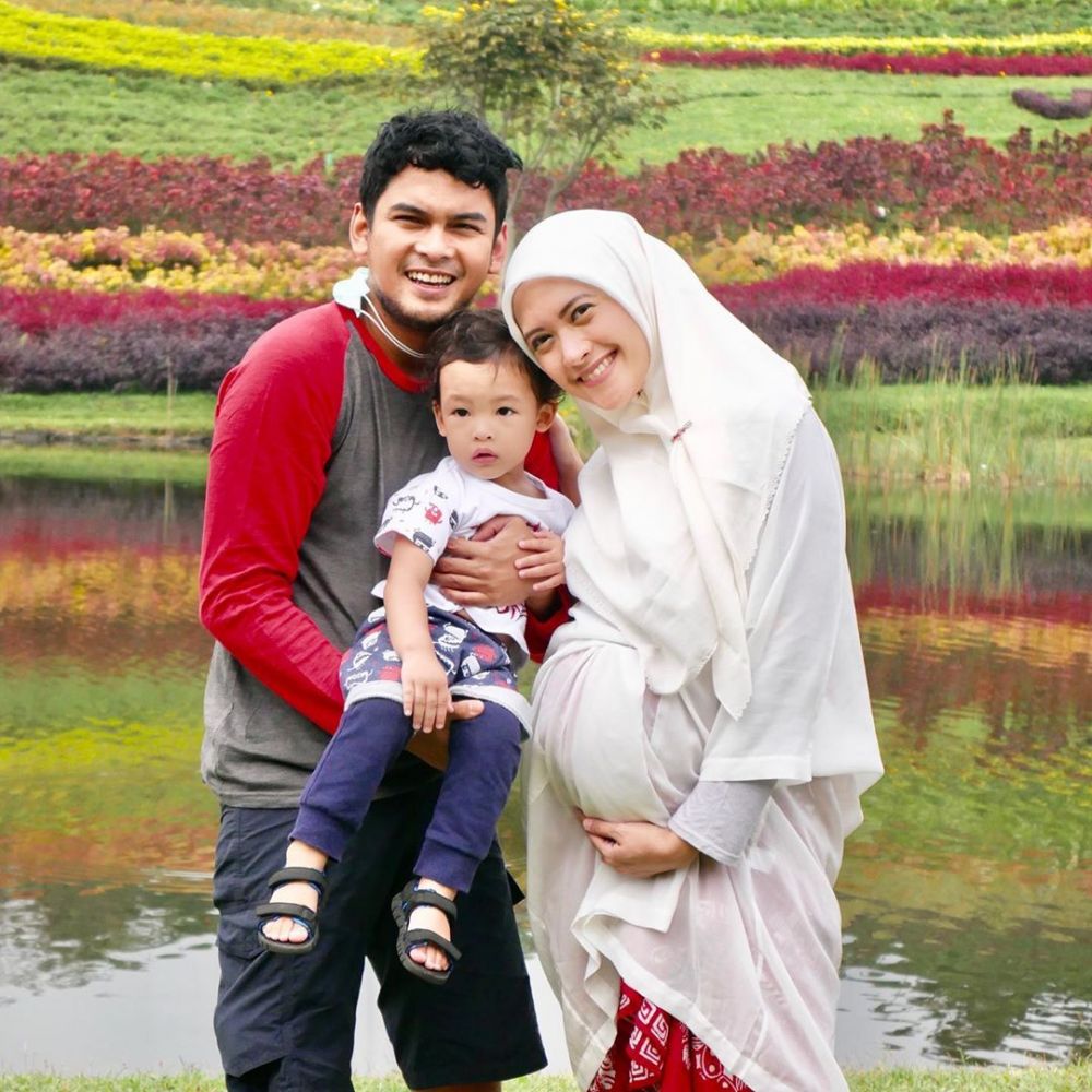 Hamil anak kedua, ini 12 potret Adhitya Putri pamer baby bump