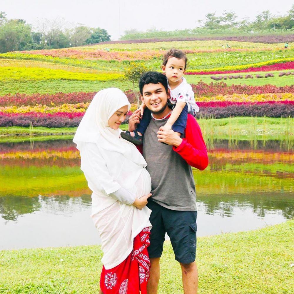 Hamil anak kedua, ini 12 potret Adhitya Putri pamer baby bump