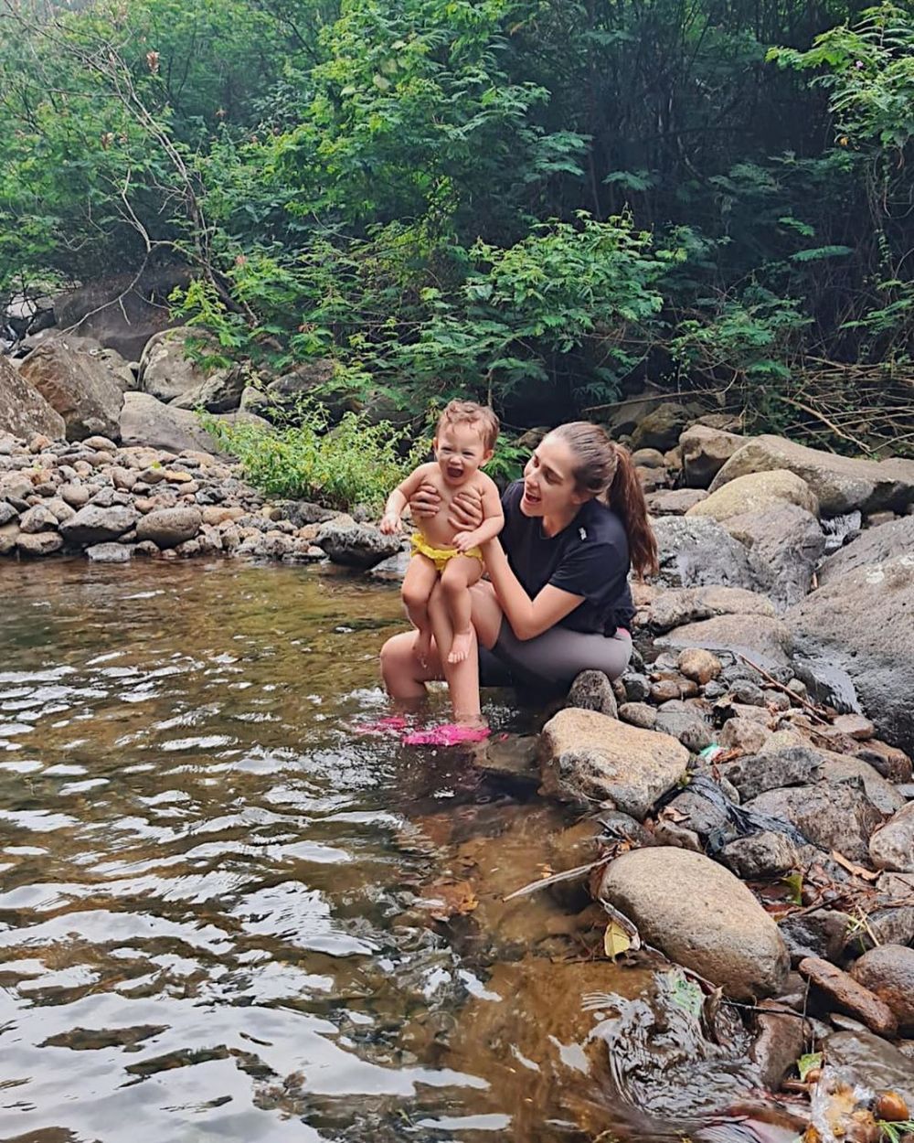 9 Momen Yasmine Wildblood plesir ke Bogor, mandikan anak di sungai