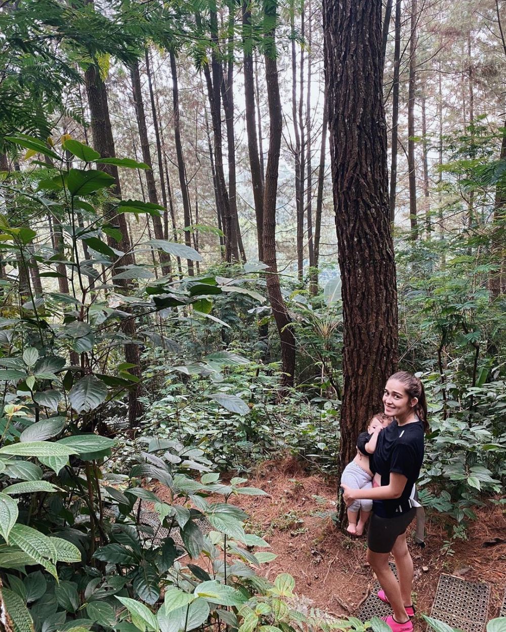 9 Momen Yasmine Wildblood plesir ke Bogor, mandikan anak di sungai