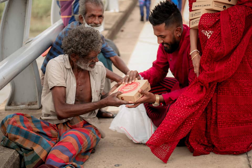 9 Potret pengantin rayakan pernikahan dengan beri makan gelandangan