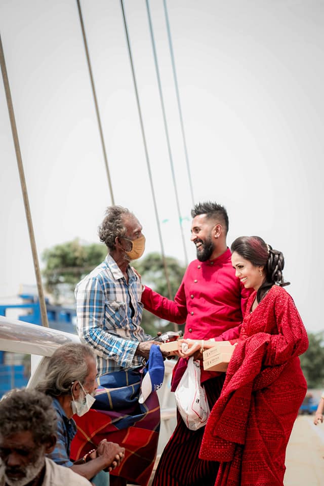 9 Potret pengantin rayakan pernikahan dengan beri makan gelandangan