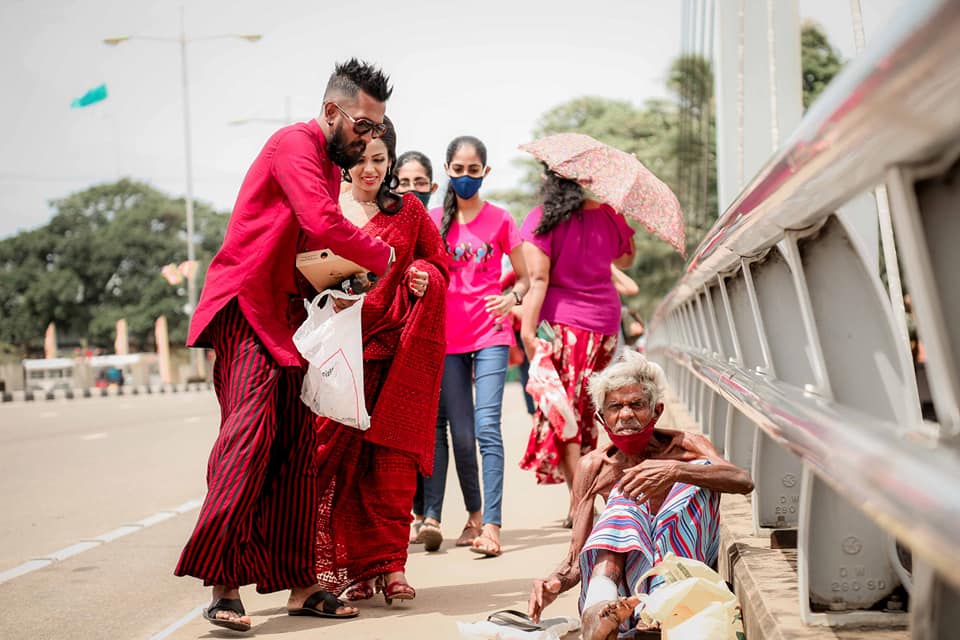 9 Potret pengantin rayakan pernikahan dengan beri makan gelandangan