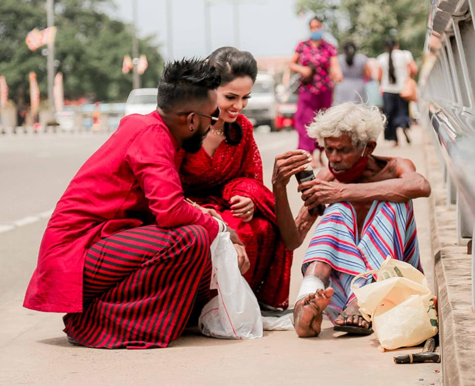 9 Potret pengantin rayakan pernikahan dengan beri makan gelandangan
