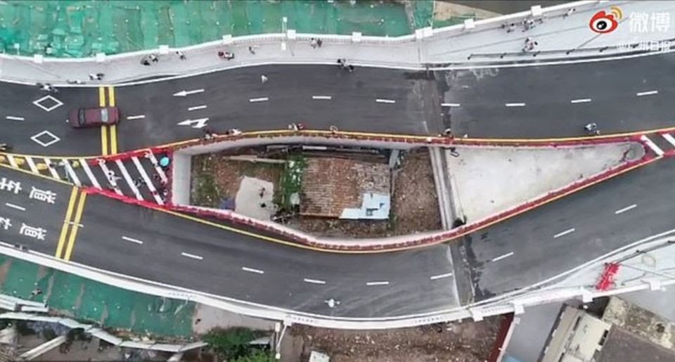Viral potret rumah terhimpit jalan raya di China, ini faktanya