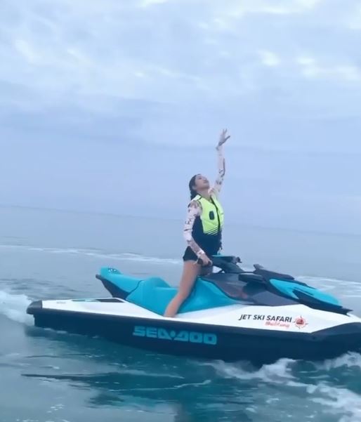 6 Momen Widi Vierratale main jetski nikmati indahnya laut Belitung