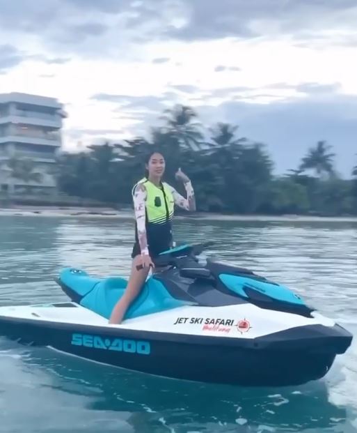 6 Momen Widi Vierratale main jetski nikmati indahnya laut Belitung