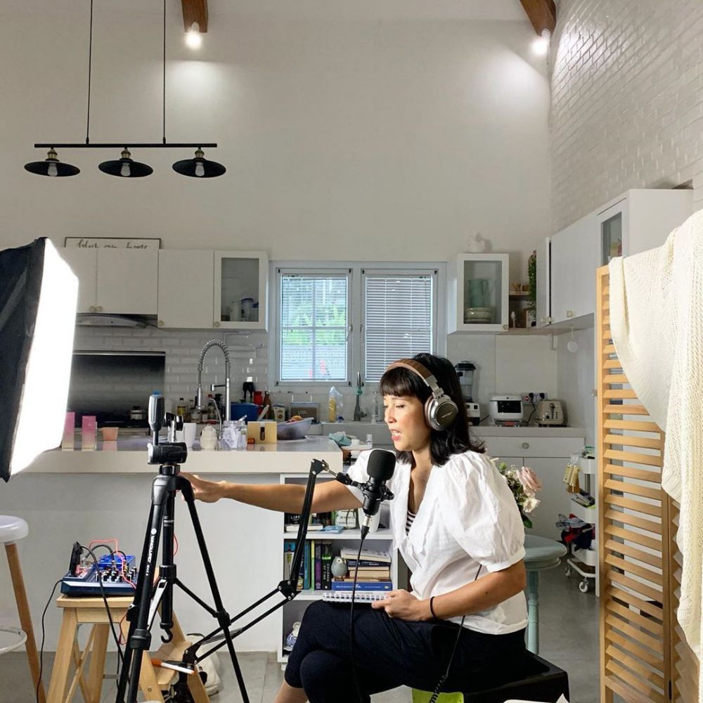 6 Potret rumah Pongki Barata bernuansa putih, halamannya jadi sorotan