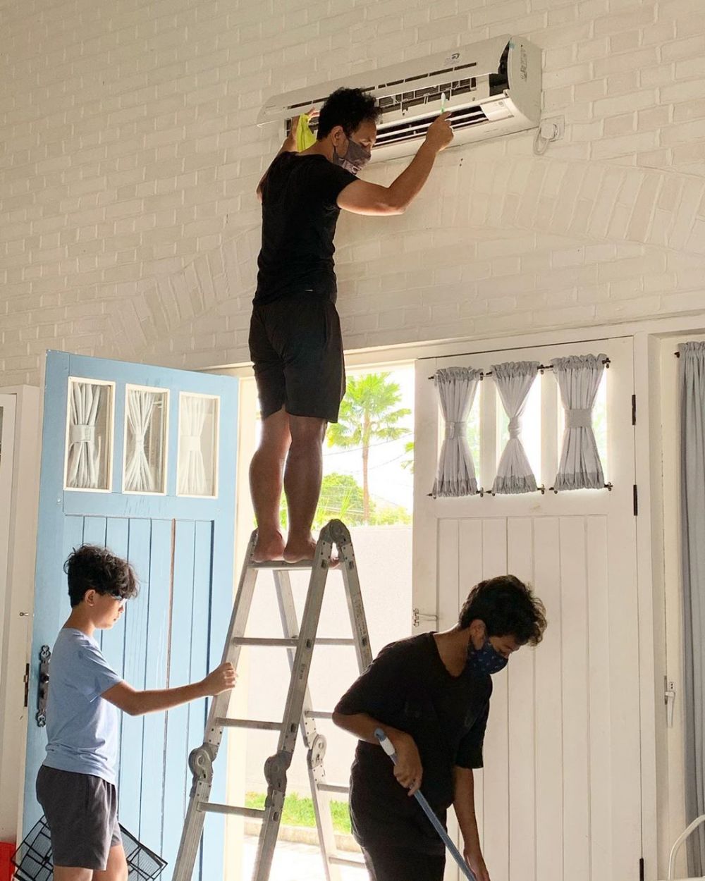 6 Potret rumah Pongki Barata bernuansa putih, halamannya jadi sorotan