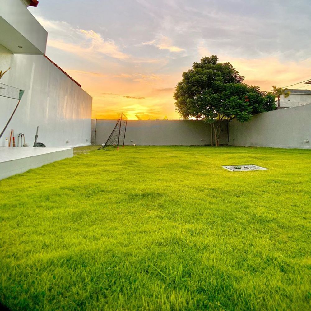 6 Potret rumah Pongki Barata bernuansa putih, halamannya jadi sorotan