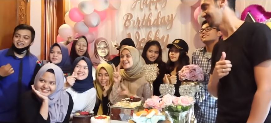 9 Potret ulang tahun Vebby Palwinta ke-24, penuh kejutan