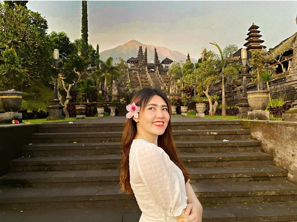 7 Potret liburan Via Vallen di Bali, gayanya jadi sorotan