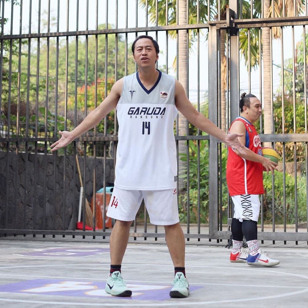 10 Potret terbaru Pandji Pragiwaksono, turun berat badan hingga 15 kg