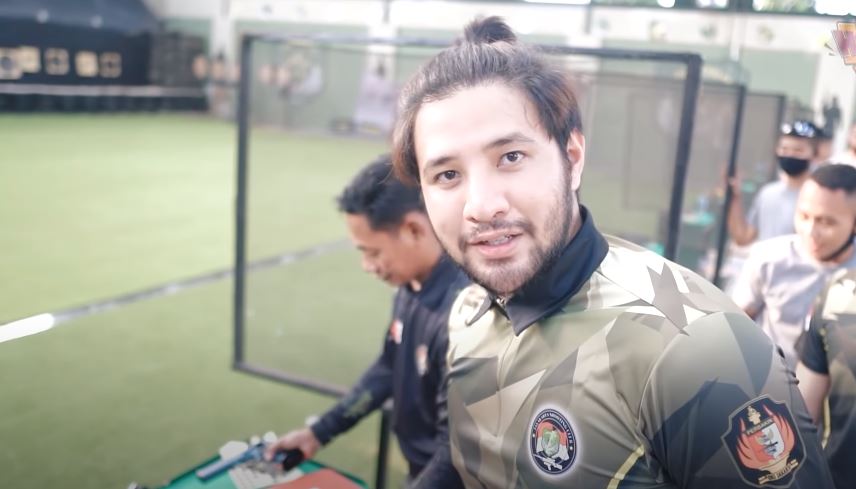 8 Potret Ammar Zoni belajar menembak, bikin Irish Bella makin cinta