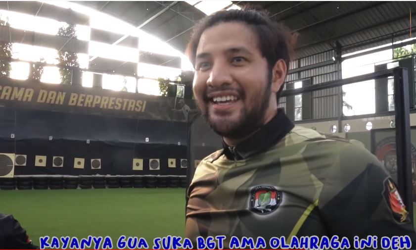 8 Potret Ammar Zoni belajar menembak, bikin Irish Bella makin cinta