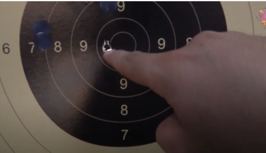 8 Potret Ammar Zoni belajar menembak, bikin Irish Bella makin cinta