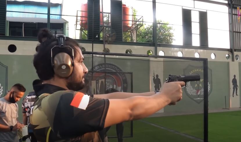 8 Potret Ammar Zoni belajar menembak, bikin Irish Bella makin cinta